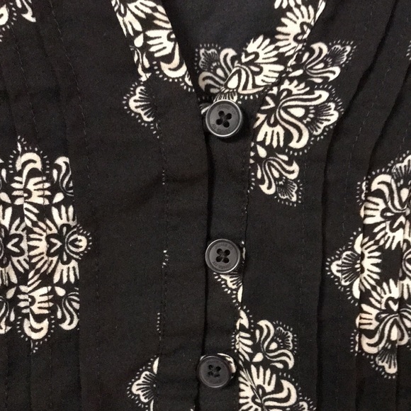 Jones New York Women’s Tunic Top Size L Black Red Border Print Pin tuck pleats - Picture 2 of 10